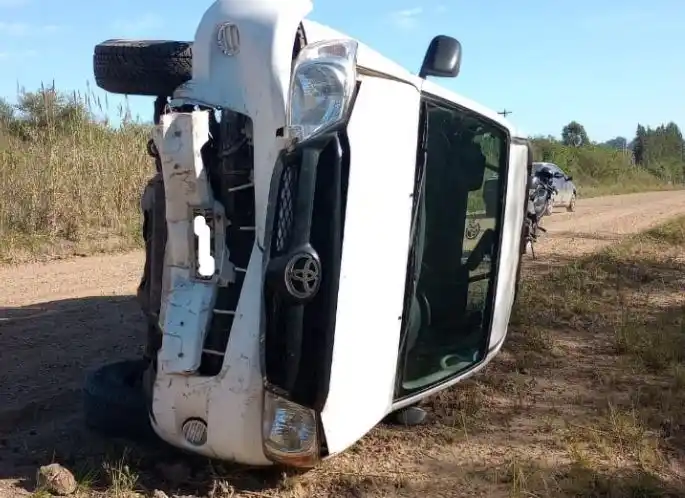 Perdió el control de su camioneta por atender el celular y terminó volcando en un camino vecinal