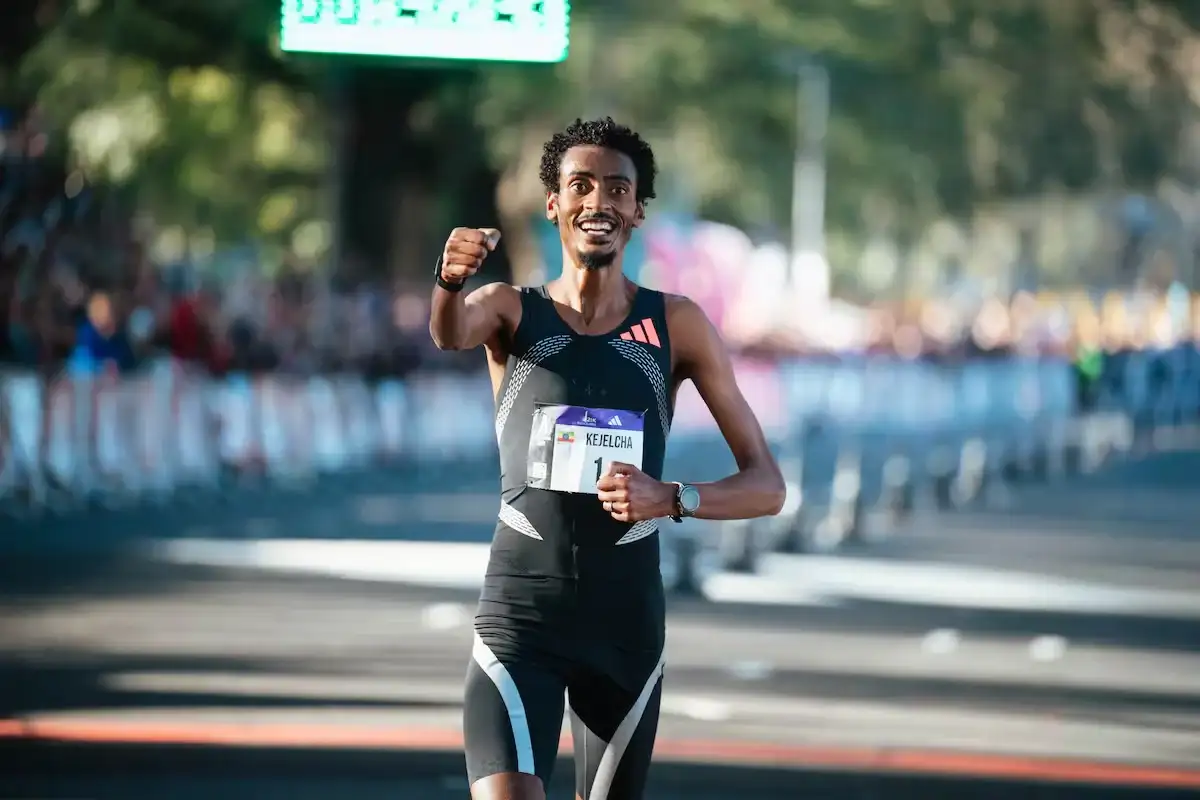 Kejelcha hizo historia en Buenos Aires: batió el récord mundial de la Media Maratón