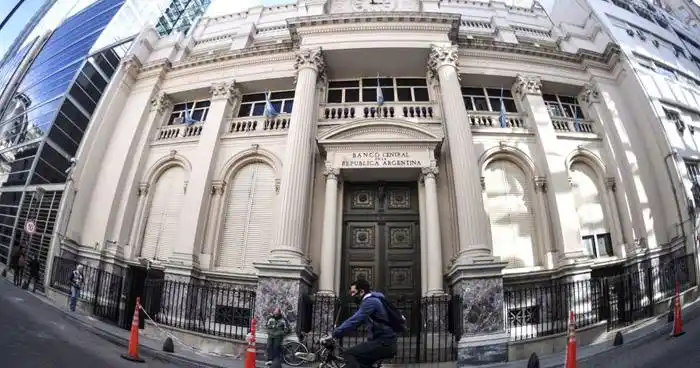 El Banco Central anunció nuevas medidas para controlar la salida de dólares
