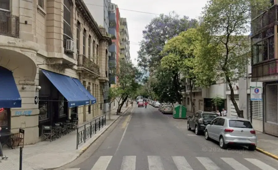 Susto en el centro por la caída de un trozo de mampostería en plena vereda