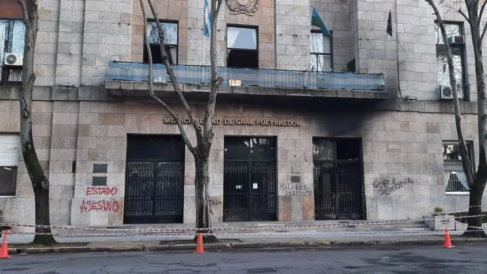 Incendio en las puertas del Palacio Municipal: "Cometieron un acto que es injustificable"