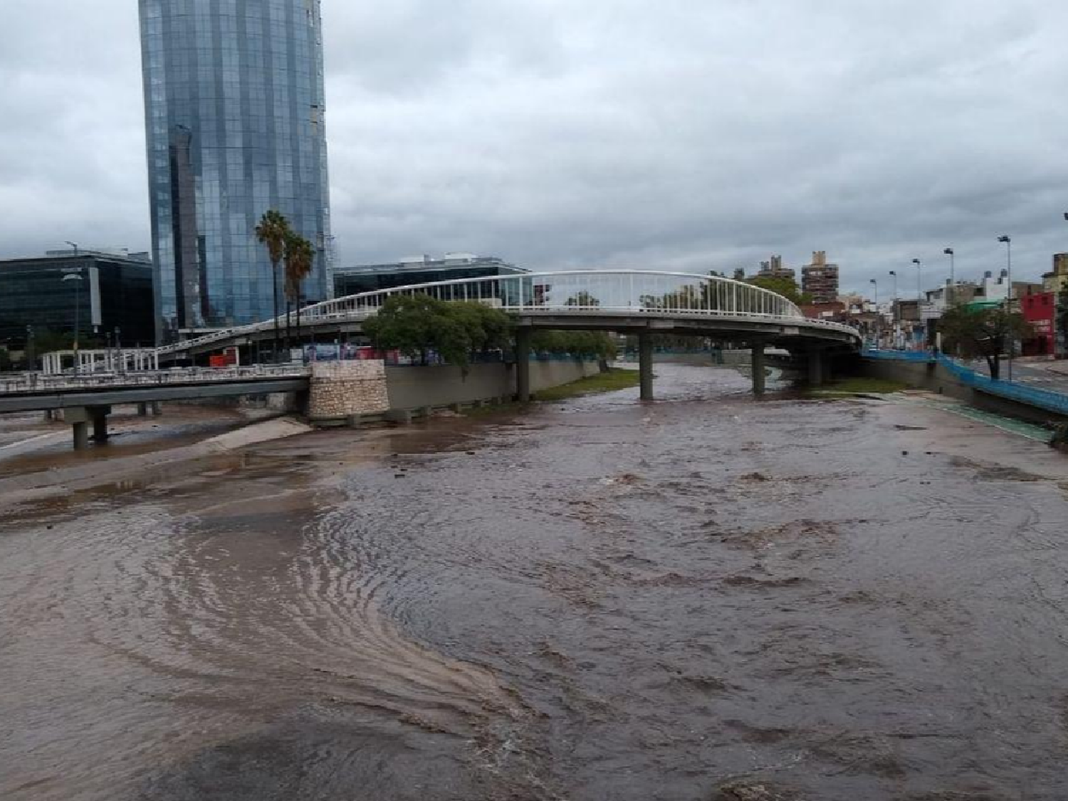 Crecidas, daños y evacuados luego de las fuertes tormentas en Córdoba