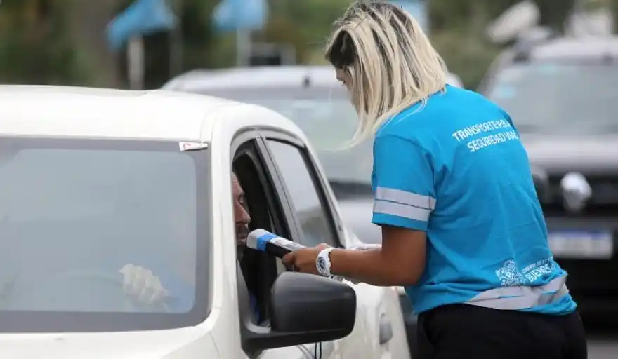Conducir con exceso de alcohol en sangre o por consumir estupefacientes: de $246000 a $1.230.000.