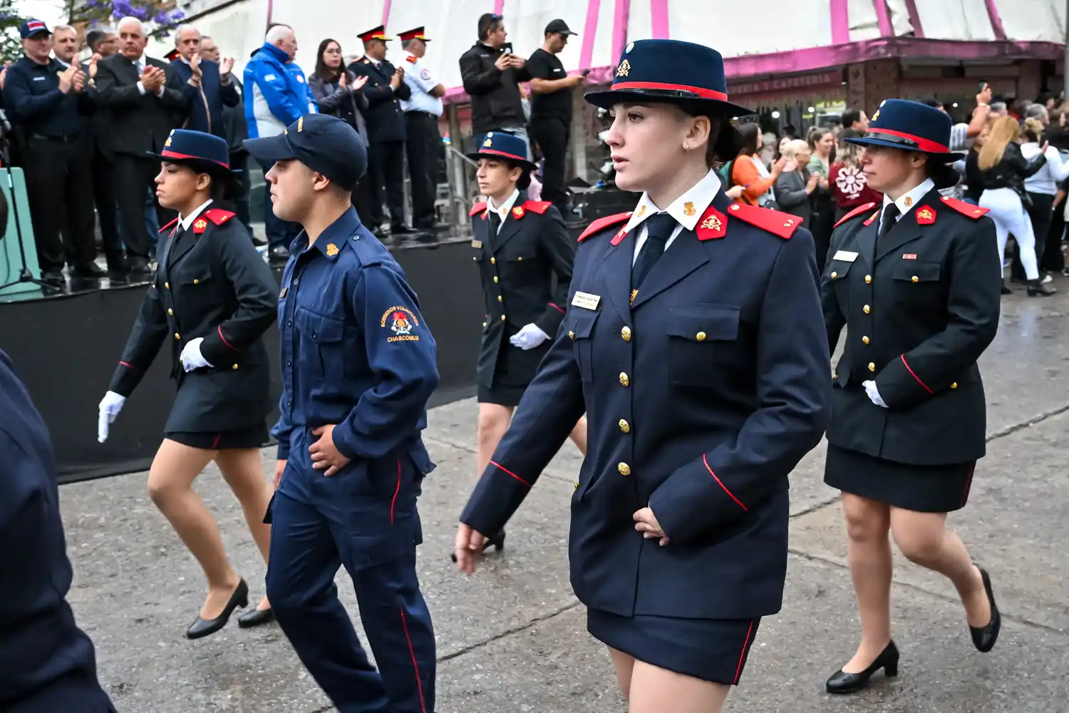 Chascomús celebró los 65 años de sus Bomberos Voluntarios con un emotivo desfile pese al mal tiempo