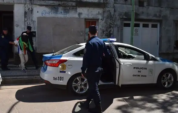Los vecinos fueron testigos cuando forzó una puerta y la Policía logró detenerlo