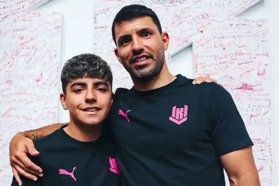 El Kun vivió una insólita situación con su hijo luego de ser campeones del mundo