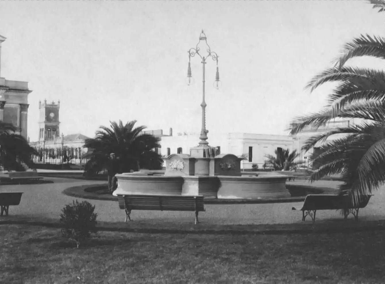 Histórica: así fue diseñada la fuente de la plaza Constitución con sus farolas originales.