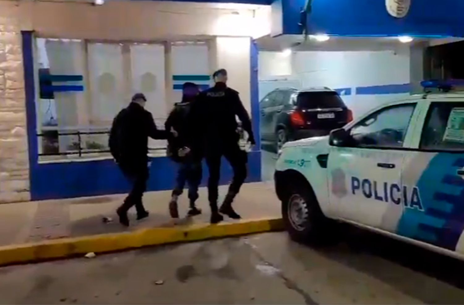 Lo atrapan con un vidrio de una abertura de un kiosko del microcentro