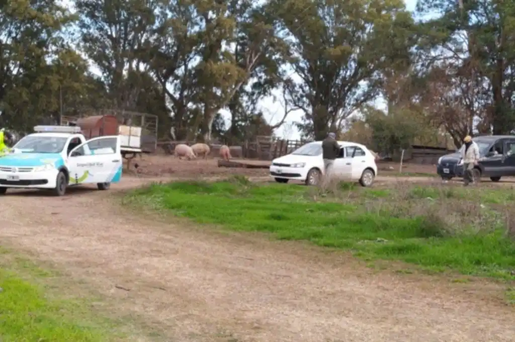 Hizo un camino para evitar controles y además cobraba $500 de “peaje” para otros autos