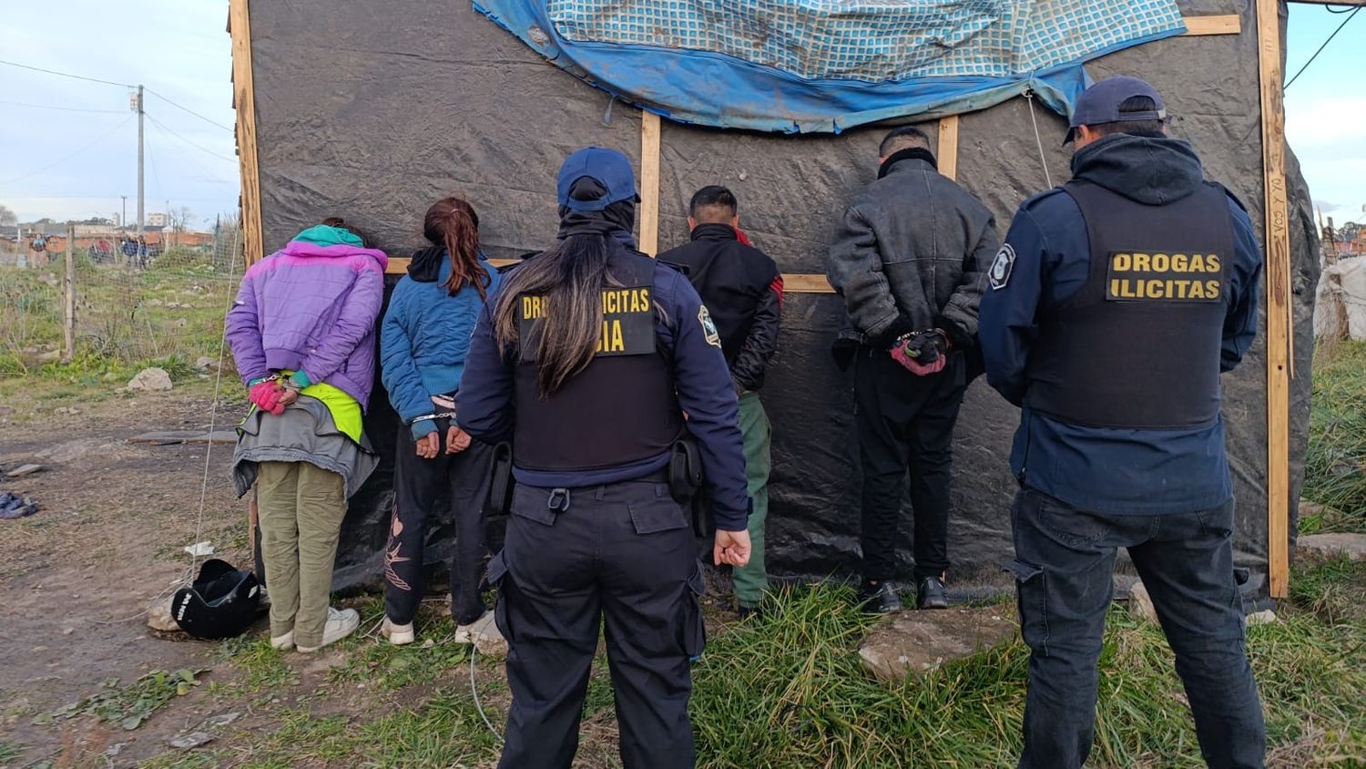 Narcomenudeo en un predio usurpado: en cuatro allanamientos secuestraron cocaína, armas y dinero