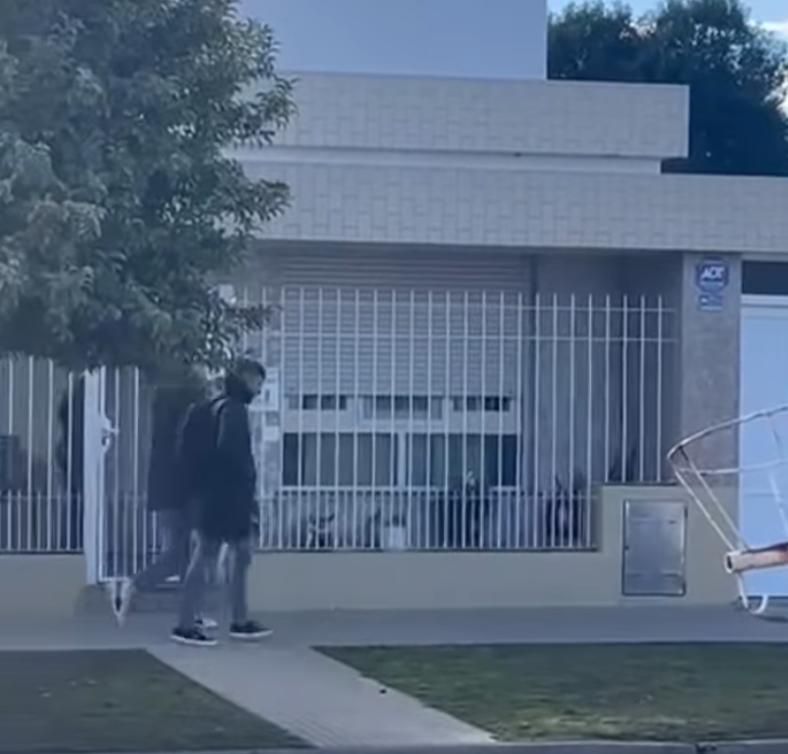 El momento en que los ladrones escapan del lugar del hecho.