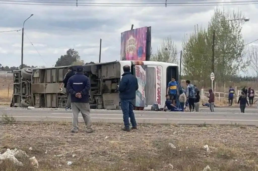 Trágico vuelvo de un micro con hinchas de Boca en Mendoza: murió una mujer y hay varios heridos