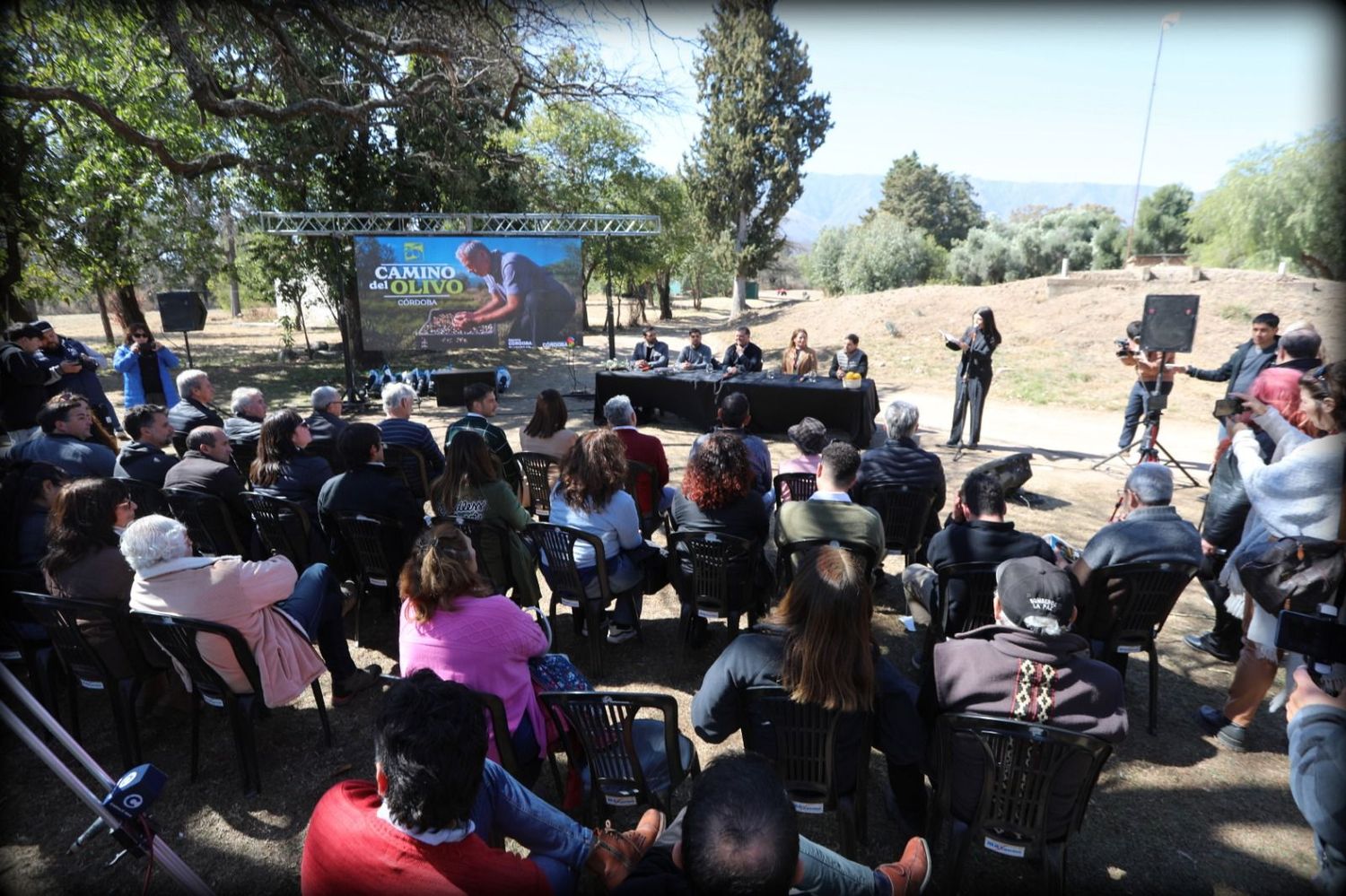 Invita a los visitantes a adentrarse en los pintorescos olivares que adornan las sierras cordobesas, ofreciendo una experiencia única en agroturismo.