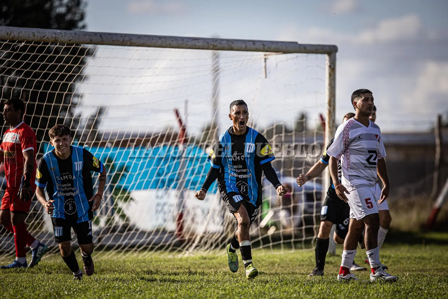 Diego “Galgo” Ilzarbe grita el primer gol de la jornada ante Argentino, lo acompaña sonriente Agustín Abatedaga, desahuciados el arquero Joaquín Salazar y Nahuel Viera de Argentino