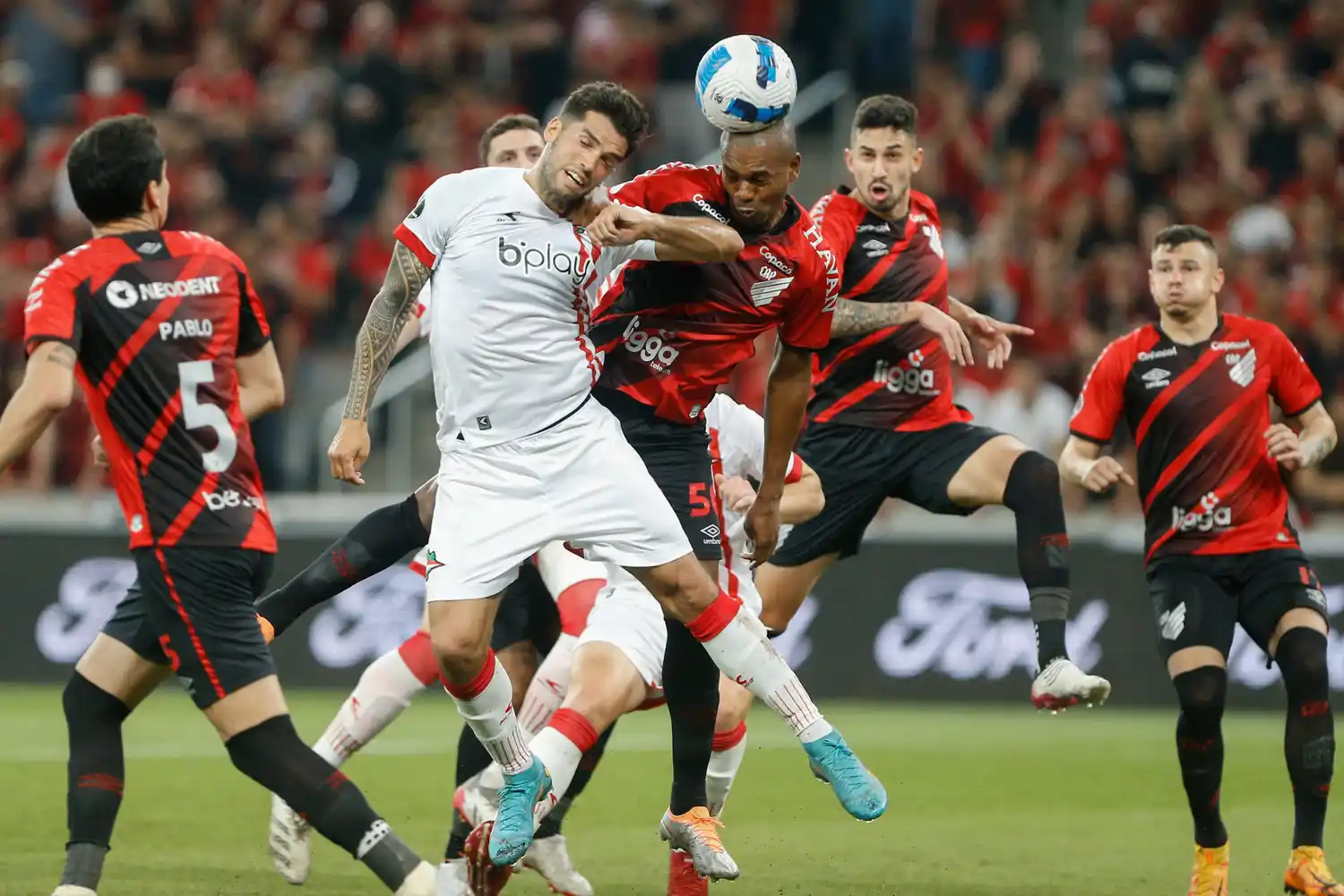 Estudiantes y Paranaense definen su serie.