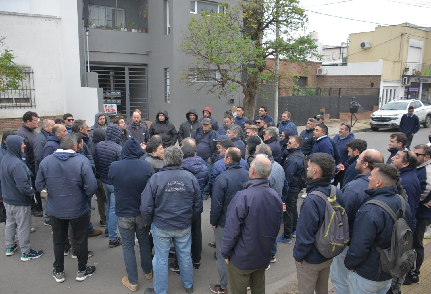 Los trabajadores de la UTA local esperan por definiciones de la Justicia para recuperar el control de la sede del sindicato.