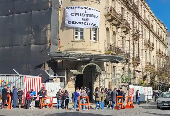 La comunidad universitaria local se manifestó en la puerta del Rectorado para apoyar a Cristina Kirchner