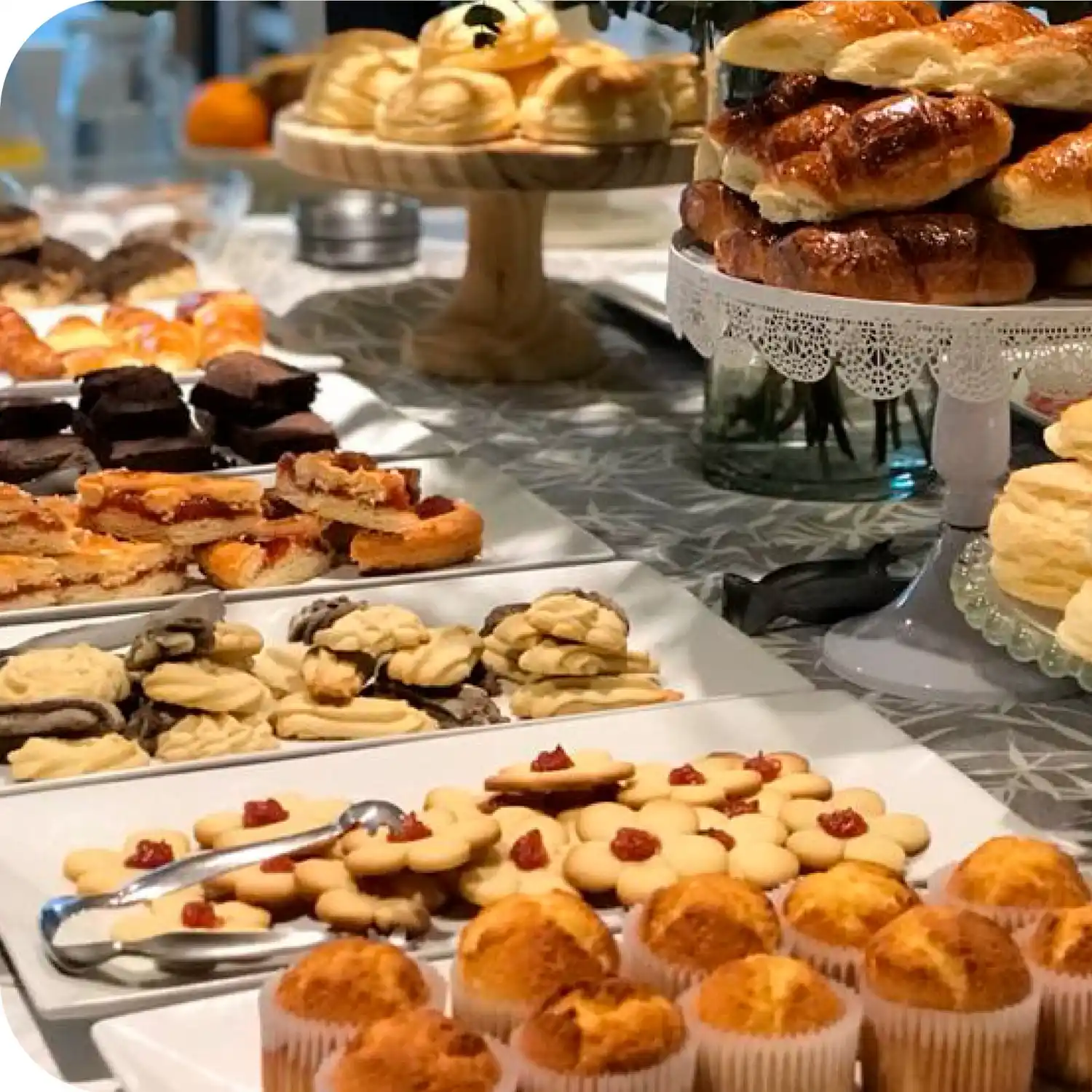 Una mesa muy completa con variedad propuestas dulces y saladas, el secreto de un buen brunch.