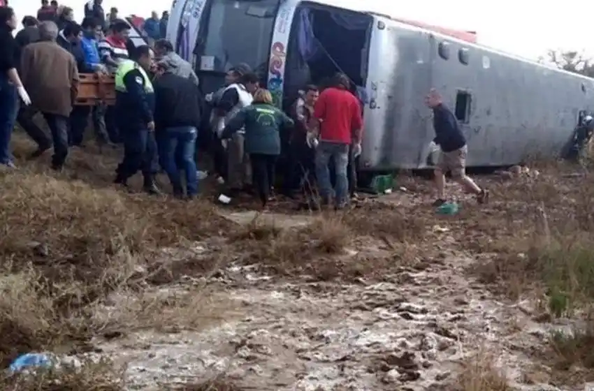Al menos 13 muertos y 30 heridos tras el vuelco de un micro que transportaba jubilados