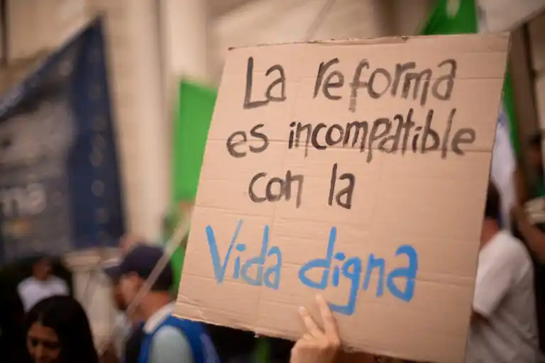 Movilización en Paraná contra la reforma laboral: gremios entrerrianos marcharon a Casa de Gobierno