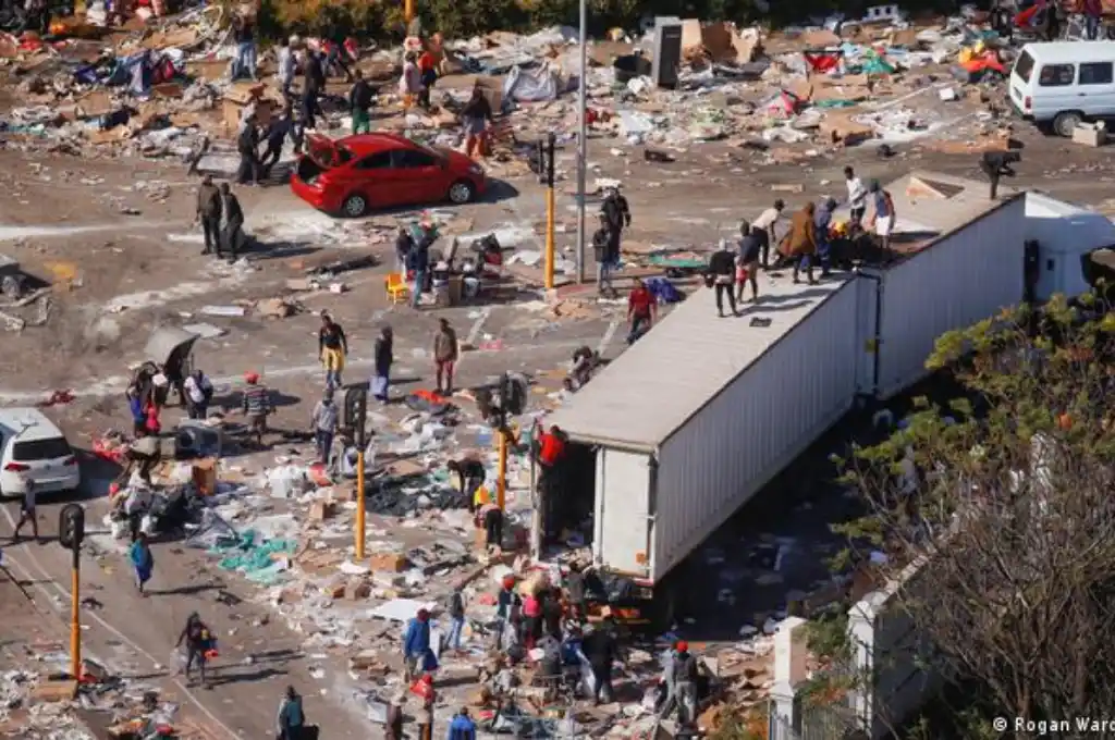 Sudáfrica perdió más de 47.000 dosis de vacunas anticovid durante disturbios y saqueos