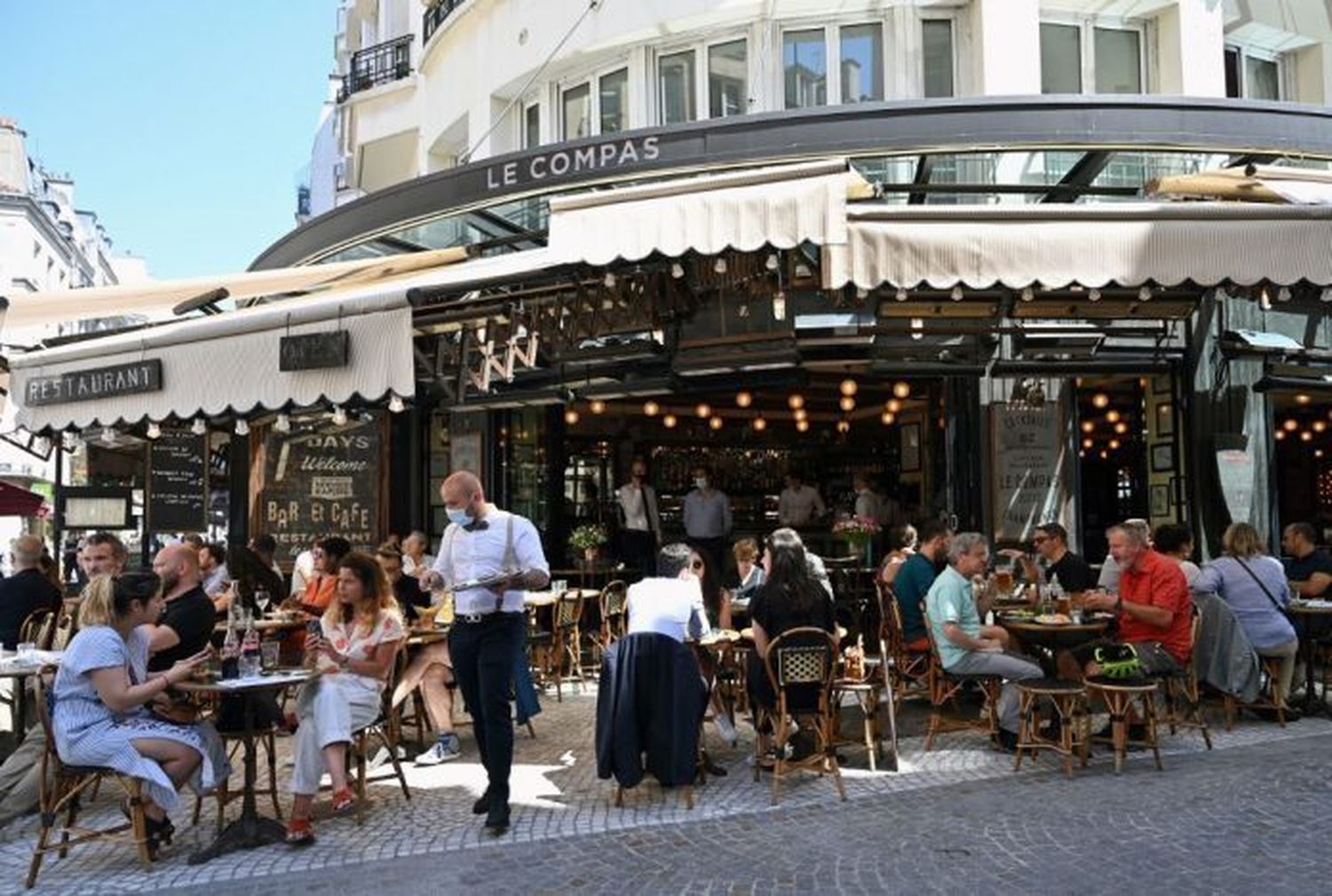 La ciudad del amor regresa a sus actividades: los franceses disfrutan de sus cafés