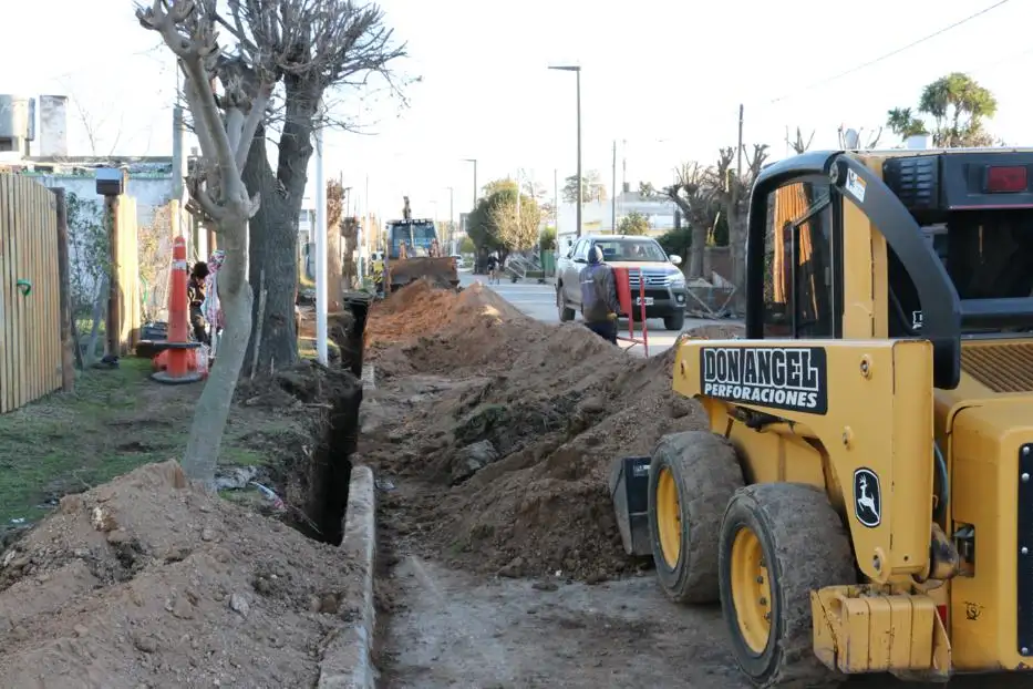 Obras de  cloacas en la vereda par de Rosalía de Castro al 1200