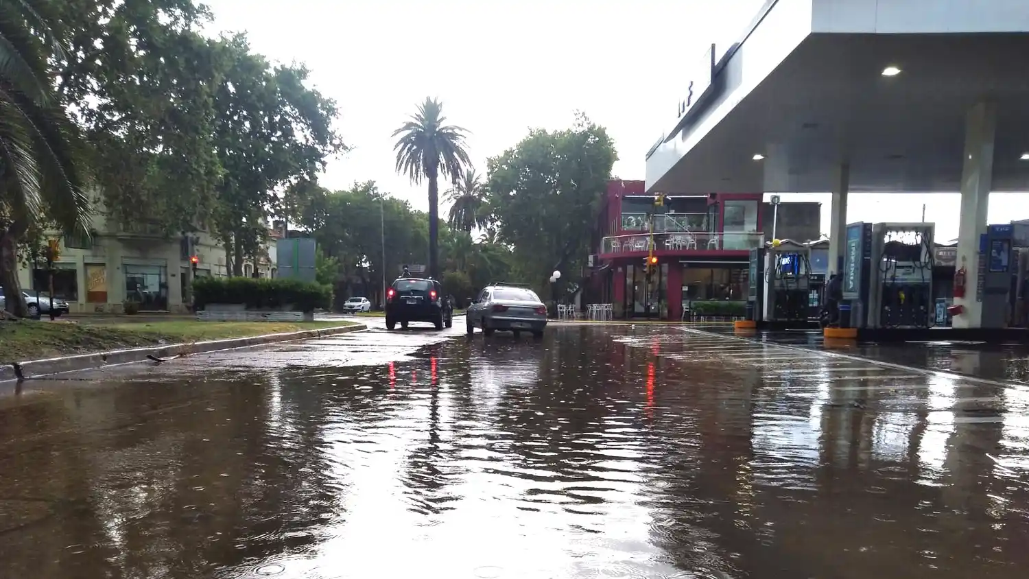 Llueve y se inundan las calles del centro