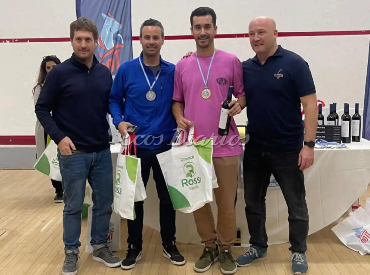 El campeón de tercera Lacunza, con su premio recibido.