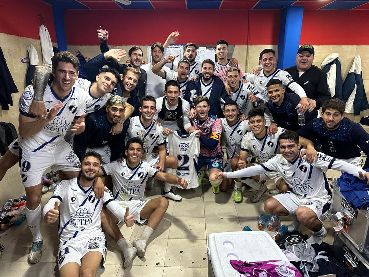 Alvarado ganó como visitante y sigue por la buena senda