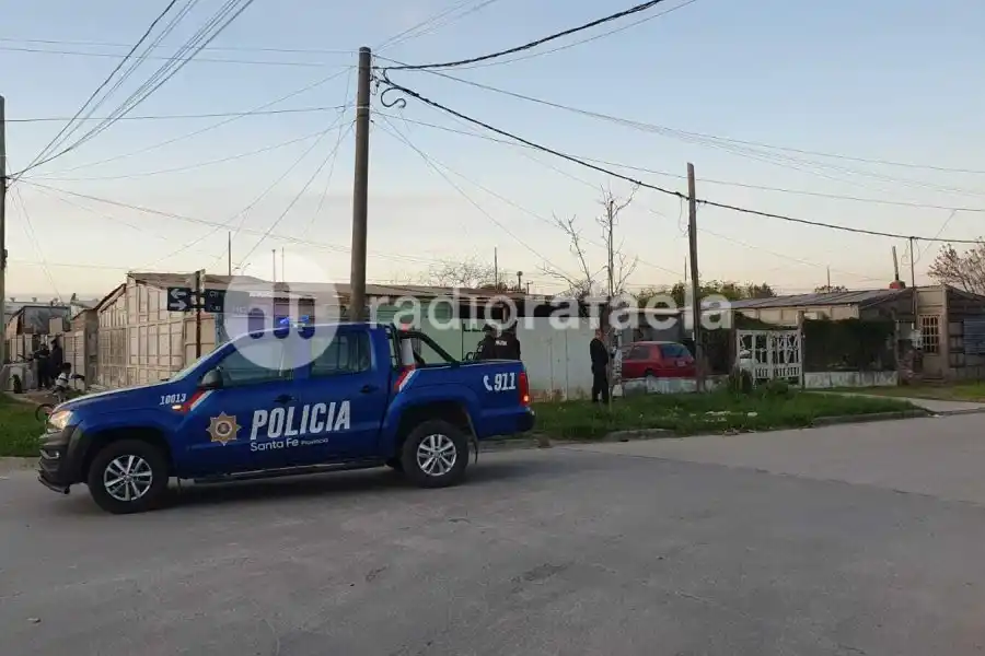 Dos menores a bordo de una motocicleta impactaron contra una pared y sufrieron golpes graves