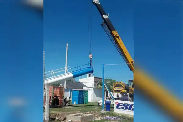 Comenzaron a colocar las torres de iluminación del estadio de Juventud