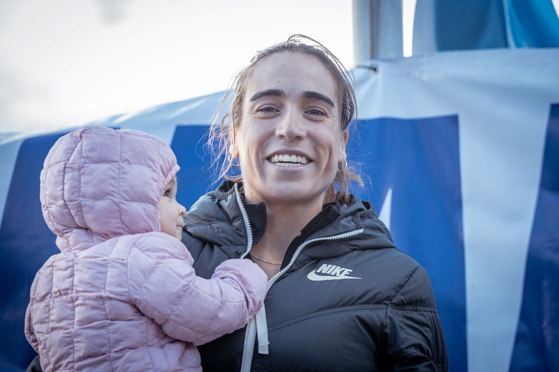 Belén Casetta en el podio con su hija.