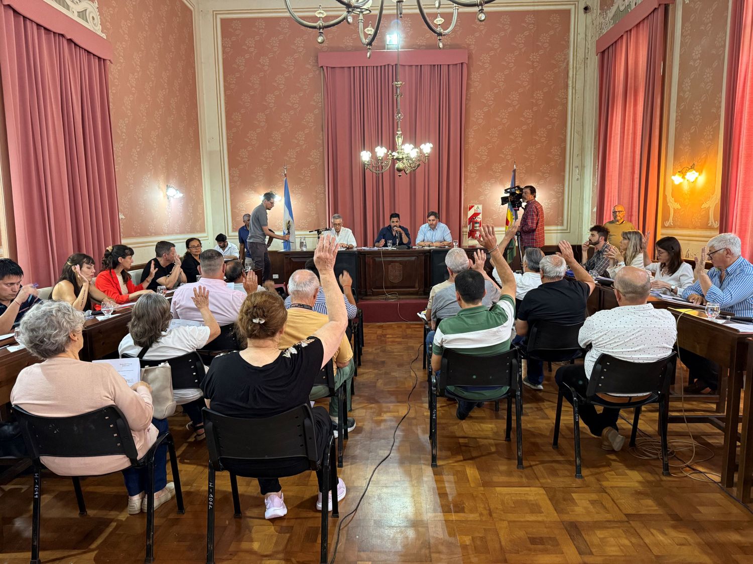 Los Mayores Contribuyentes votan para autorizar aumentos de tasas.