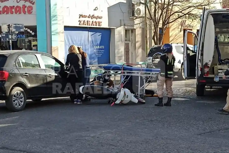 Accidente de tránsito a una cuadra del microcentro de la ciudad con una joven herida