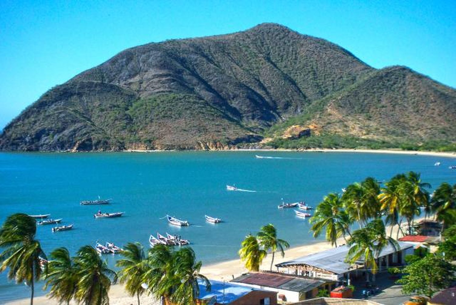 Maduro SE AFERRA al turismo para “salvar” la economía del país