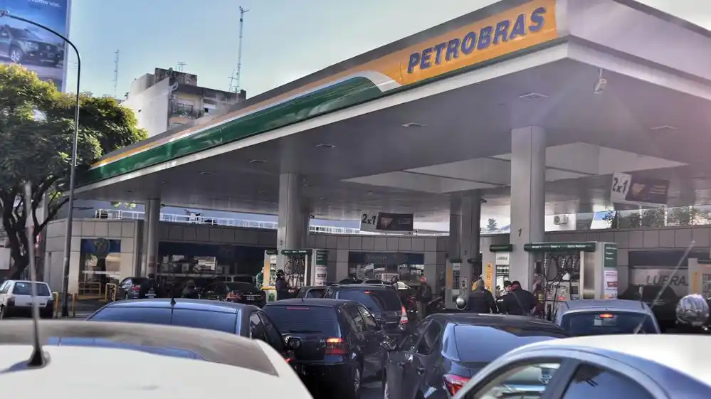 Terminó el paro de Camioneros y se reanuda el suministro de combustible