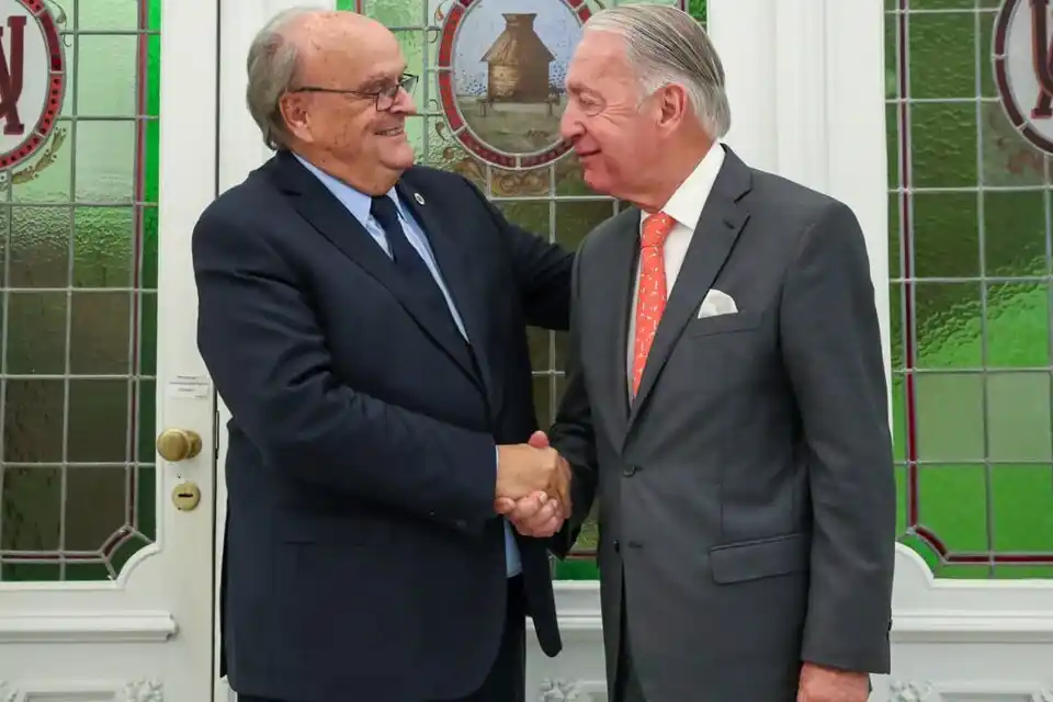 El gobierno se comprometió a normalizar el acceso a divisas a la industria