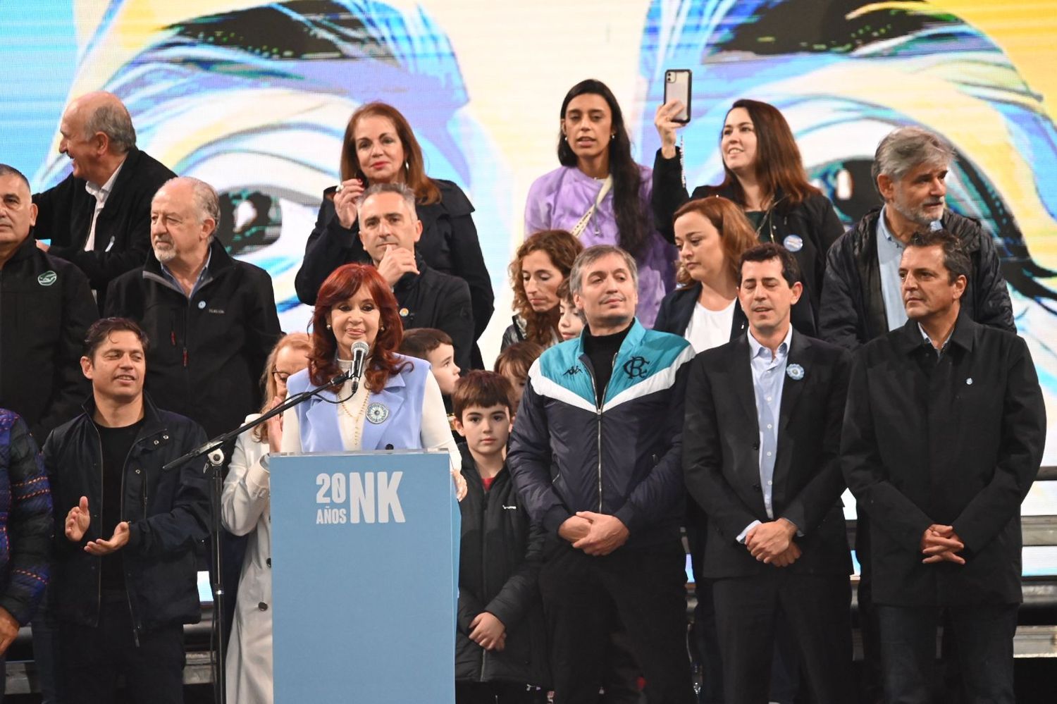 Habló Cristina y no definió candidato: Quiénes se pararon en primera fila detrás de ella