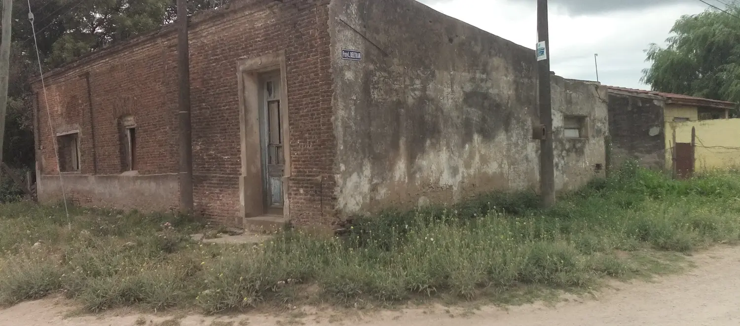 En calle Fray Luis Beltrán, una vivienda construida en una esquina sin tener en cuenta la correspondiente ochava