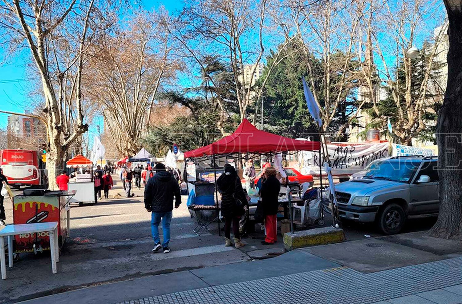 Reclamo de choripaneros: levantan el corte, pero continúan el acampe