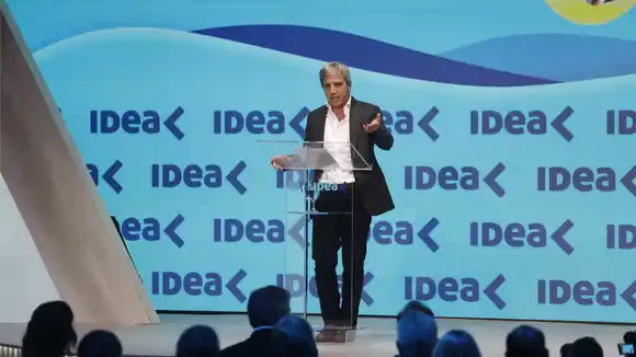 Coloquio IDEA en Mar del Plata: Caputo llamó "delincuentes" a los kirchneristas y dijo qué pasará con el cepo cambiario