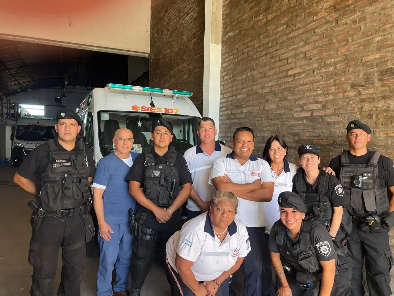 Los "héroes" que salvaron a la mujer.