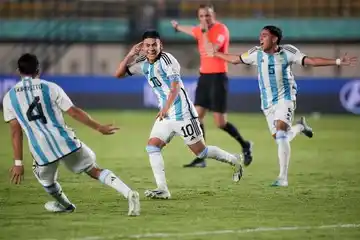 Echverry marcó un golazo de tiro libre.