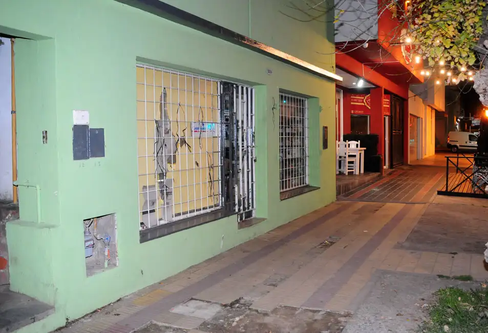 Asaltaron una ferretería en Rivadavia al 200 y se retiraron caminando con la recaudación 