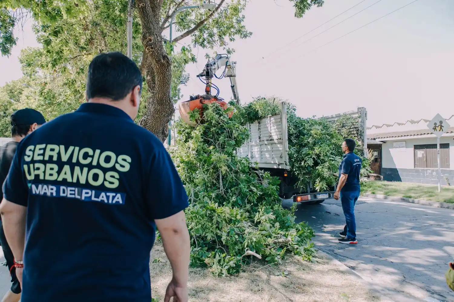 Se llevo a cabo un operativo de limpieza, mantenimiento y recuperación integral en la plaza ubicada en el barrio Villa Lourdes.