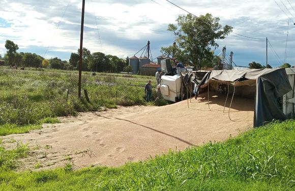 Ruta 191: volcó un camión en el paso a nivel de Pueblo Doyle