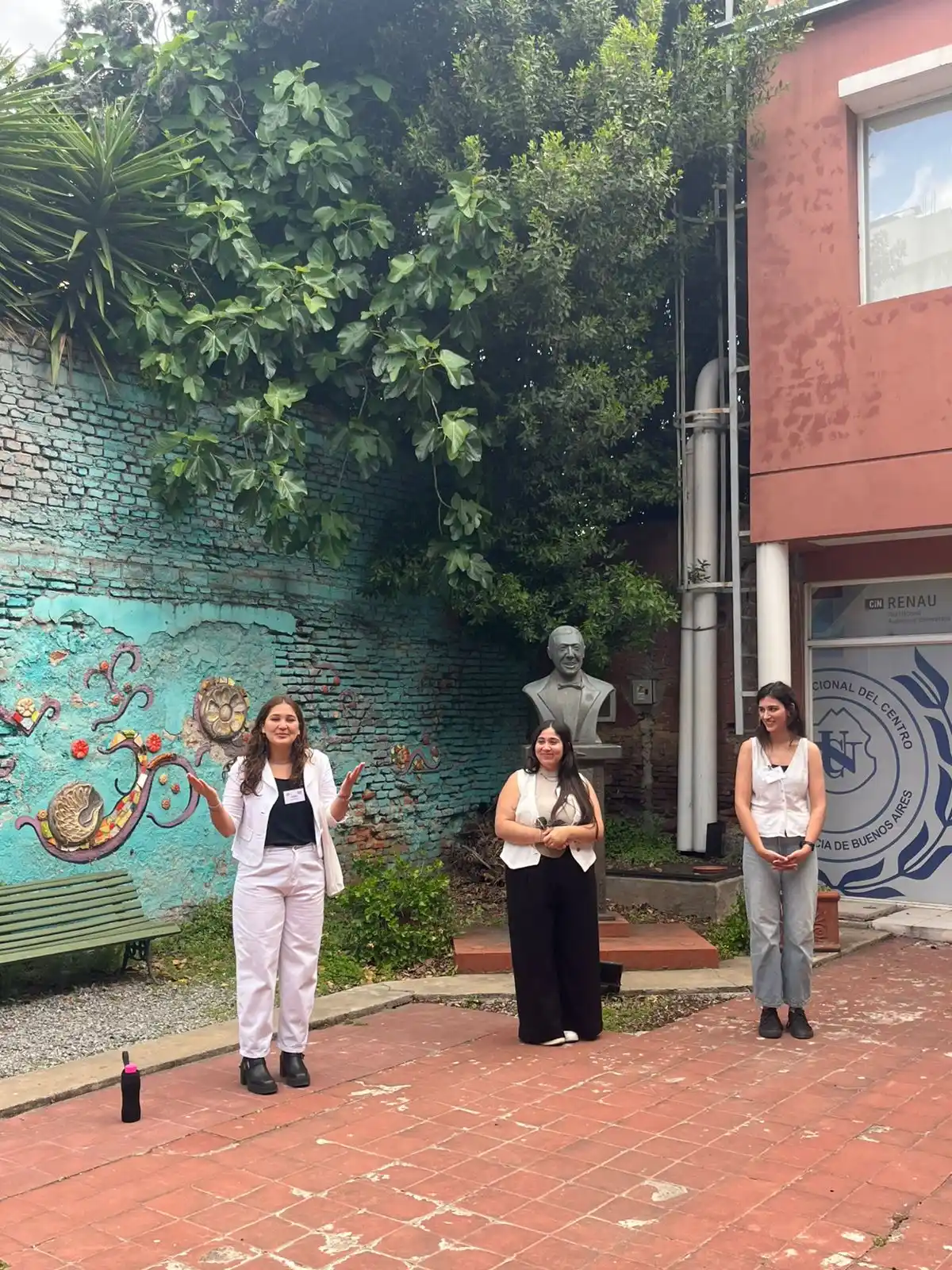 Sabrina Vincent, Malena Pereyra y Giuliana Ferrante, estudiantes de la carrera de Turismo que propusieron un circuito sobre Gardel en Tandil.
