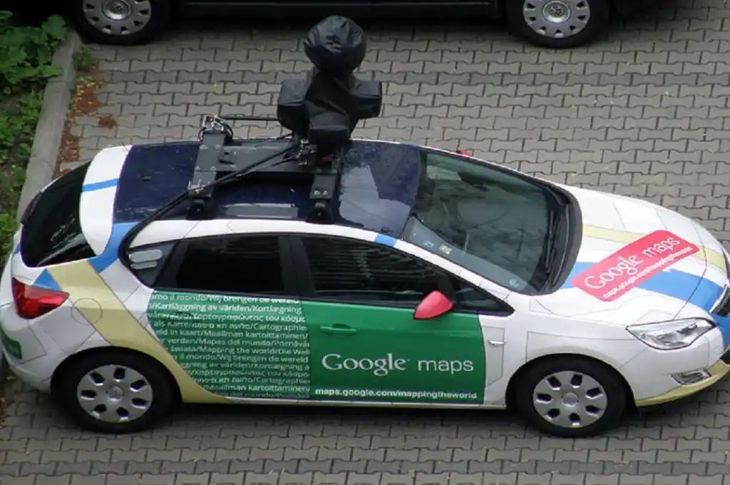Ataque de furia en Hungría: un hombre rompió con una horca de metal el auto de Google Street View