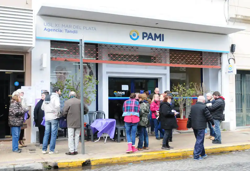 Jubilados se manifestaron en la puerta del  Pami 